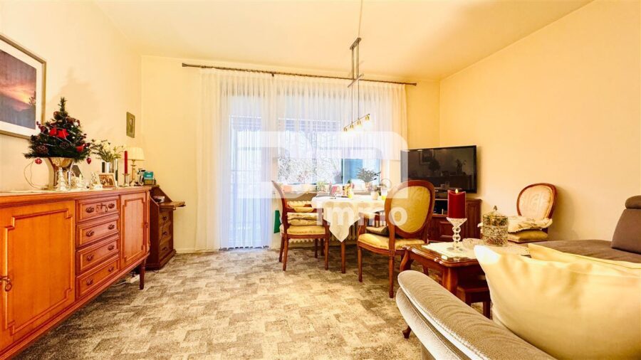 (R)eserviert!Gepflegte Dreizimmerwohnung mit Balkon in infrastrukturell günstiger Lage - Wohn / Esszimmer / Zugang Balkon